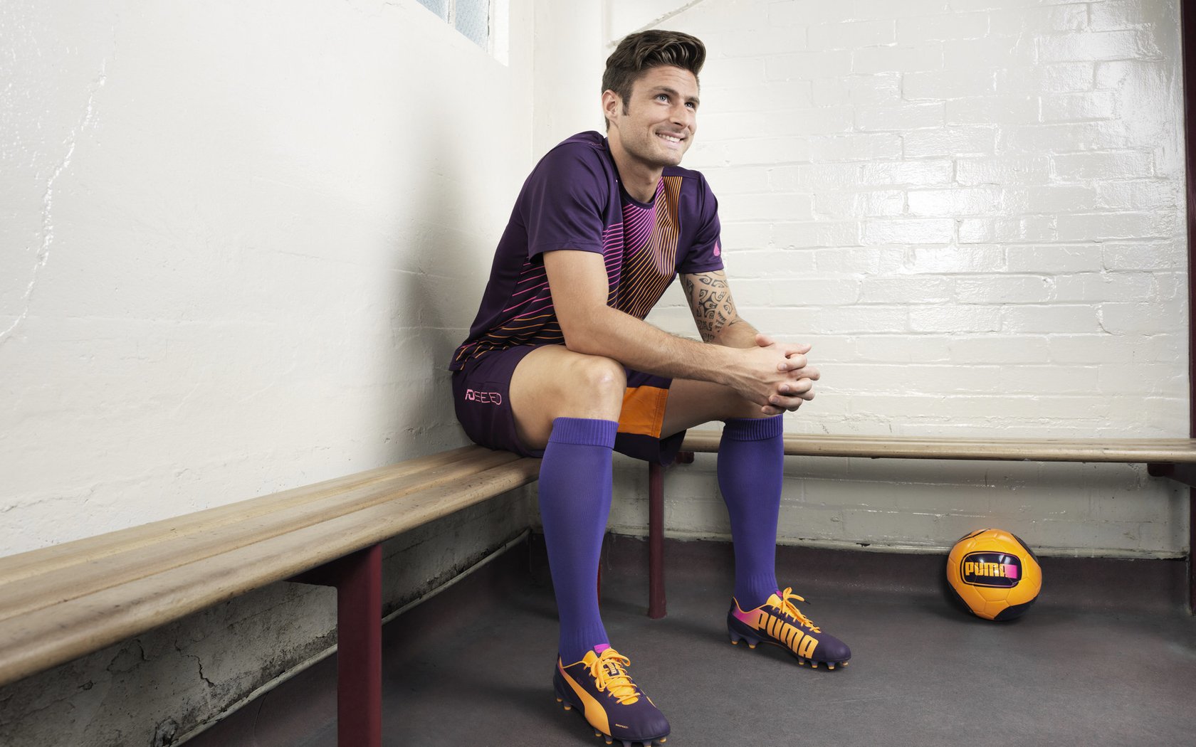 高尔的球场灵活性和攻击性突破，打破对手防线，高尔球会员多少钱一年